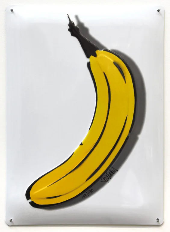 Bananen weisen den Weg zu KunstortenKann das Sprayen einer Banane Kunst sein? &nbsp;Der 1960 in Rheinberg geborene deutsche Künstler Thomas Baumgärtel beweist es. Dabei begann seine unglaubliche Künstlergeschichte ganz unspektakulär und doch in einer für den Bananensprayer typischen Art. Es war 1983. Der junge Thomas Baumgärtel musste nach dem Abitur seinen Zivildienst ableisten. Dabei kreuzigte er eine Banane. Das Ganze wäre weniger spektakulär gewesen, hätte diese erste spontane Installation nicht im katholischen Krankenhaus seiner Heimatstadt stattgefunden. Drei Jahre später begann Baumgärte zum ersten Mal, einen Ort der Kunst mit der Spraybanane zu kennzeichnen. Dies geschah in der so genannten Pochoir-Technik.&hellip;