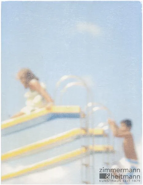 SPOXO&nbsp;Spätestens nach dem Titel einer Bilderserie aus dem Jahr 2007 ist klar, wohin seine Reise durch das Land der Missverständnisse geht. Es sind die vermeintlich nebensächlichen Dinge und Situationen, denen der Düsseldorfer Künstler SPOXO eine ganz besondere Beachtung zuteilwerden lässt. So entscheidet der in Duisburg geborene Fritsch-Schüler beispielsweise in seinen Strandbildern ganz allein, was von ihm entfernt agierende Menschen gerade denken oder worüber sie reden. Obwohl sie den Einfluss darauf zwar selbst aber unbewusst nehmen, meint man, sie täten es nach Anweisung durch die Regie. Welche Aussage letztlich entsteht, entscheiden der fotografische Bruchteil einer Sekunde und die Protagonisten selbst durch&hellip;