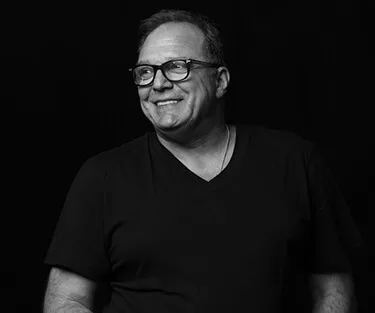 Devin Miles ist ein deutscher Künstler und einer der bedeutendsten Vertreter der Contemporary German Pop Art. Er wurde am 12. Mai 1961 in Duisburg geboren und lebt heute mit seiner Familie in der Nähe von Hamburg. Miles ist verheiratet und Vater von zwei Kindern.Devin Miles: Künstlerische AnfängeBereits während seiner handwerklichen Ausbildung begann er, sich mit den verschiedenen Techniken des Graphik-Designs auseinanderzusetzen. Er nutzte zu dieser Zeit die technischen Neuerungen in der Branche und beschäftigte sich unter anderem viel mit digitaler Bildkunst.Ab 2001 fokussierte Miles sich dann auf seine künstlerische Berufung und fasste Fuß in den Bildenden Künsten; zu Anfang ausschließlich&hellip;