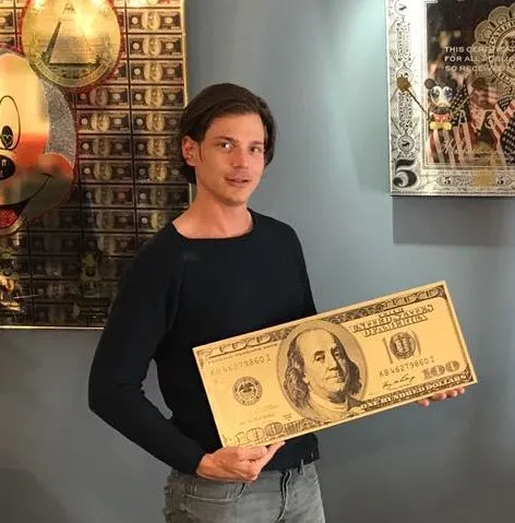 Diederik van Apple wurde 1985 in Leiden, Holland, geboren. Er hat bereits in seiner Kindheit immer das große Ganze in der Kunst gesehen: Es gab keine Linie zwischen Fantasie und Realität. Van Apple&nbsp;war süchtig&nbsp;nach Walt Disneybüchern und Filmen wie Godfather, Pulp Fiction oder den Boonrock Saints. Er liebte das Schauen, Lesen und fand sich so in den Geschichten wieder - Bis heute. Im Jahr 2003 begann er mit einem Jurastudium, was er aber keine 2 Jahr später abbrach, denn er konnte dort seine Kreativität nicht nutzen. 2005 fing er als Art-Consultant für eine große Galerie in Amsterdam an und reiste&hellip;