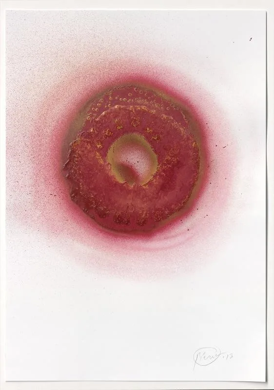 Otto Piene –&nbsp;Feuerbilder und LichtballetteOtto Piene erschafft seine Werke mit Licht –&nbsp;oder mit Rauch und Flammen. Otto Piene hat die Kunst weiterentwickelt und ist unter Kollegen weltweit anerkannt. Ein Künstlerstar wurde er allerdings nicht. Vielleicht weil Otto Piene's Werke schon immer ihrer Zeit voraus waren.Otto PieneBekannt ist er in seiner Heimat Deutschland schon. Hier hat er zum Beispiel 1972 zur Abschlussfeier der Olympischen Spiele einen Regenbogen über dem Münchner Olympia-Stadion erstrahlen lassen. Und 2006 baute er „Das Geleucht“ auf der stillgelegten Zeche Rheinpreußen in Moers. Auch hier spielt Licht eine zentrale Rolle. Neben dem 30 Meter hohen Turm, einer riesigen&hellip;