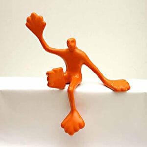 Flossi Gross VI sitzend, rechts Hallo, Orange – Bild 1