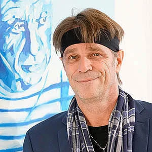 Der österreichische Maler Martin Sonnleitner lebt und arbeitet in St. Pölten.Seit seiner frühester Kindheit hat er gerne gezeichnet, und mit Ende zwanzig begann der Autodidakt, als Ausgleich nach seinem Arbeitstag mit den herumliegenden Wasserfarben seines Sohnes zu experimentieren. Seine erste Ausstellung folgte in einem Wiener Kaffeehaus. Nach Ausstellungen in ganz Österreich folgte als nächster Schritt 2014 der Schritt auf das internationale Parkett in New York, Paris, Amsterdam und Zürich.Mit seiner Technik entwickelt der Künstler kräftige, farbenfrohe und zugleich experimentelle Kunstwerke. Seine Gemälde sind eine faszinierende Medienmischung, die realistische, aber auch abstrakte bis hin zu konstruktivistischen Elementen in sich trägt.Sprechen Sie&hellip;