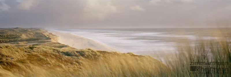 Deff WesterkampDer Fotograf Deff Westerkamp wurde in dem Jahr 1968 auf der deutschen Insel Langeoog geboren. Im Anschluss an sein Diplom in Umweltwissenschaften, welches Westerkamp 2002 erhielt, widmete er sich der Kunst, beziehungsweise insbesondere der Fotografie. Die Motive seiner Werke umfassen Elemente aus der Natur und das Meer. Durch das Anfertigen seiner ersten Werke hat er es sich zur Aufgabe gemacht, die Natur und das Meer in den Mittelpunkt seines Schaffens zu stellen und von all ihren zahlreichen Seiten zu profitieren und diese darzustellen. Seit 2004 ist Deff Westerkamp Mitglied der Berliner Agentur Ostkreuz.Kunstwerke geprägt von der NaturRuhig und fast&hellip;