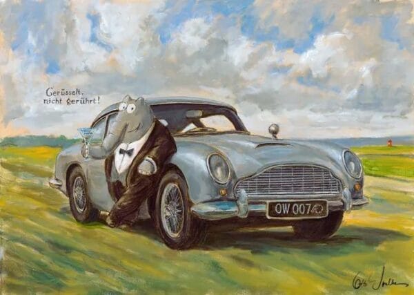 Otto Waalkes, „Gerüsselt, nicht gerührt“: Ottifant im Aston Martin am Pilsumer Leuchtturm; Pigmentdruck auf Leinwand, 70 × 50 cm, 2025.